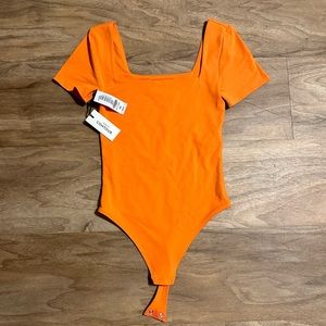 Babaton Contour square neck Shortsleeve Bodysuit